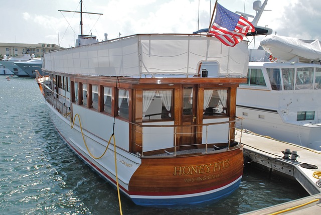 honeyfitz-presidential-yacht-g34a5a2e0f_640